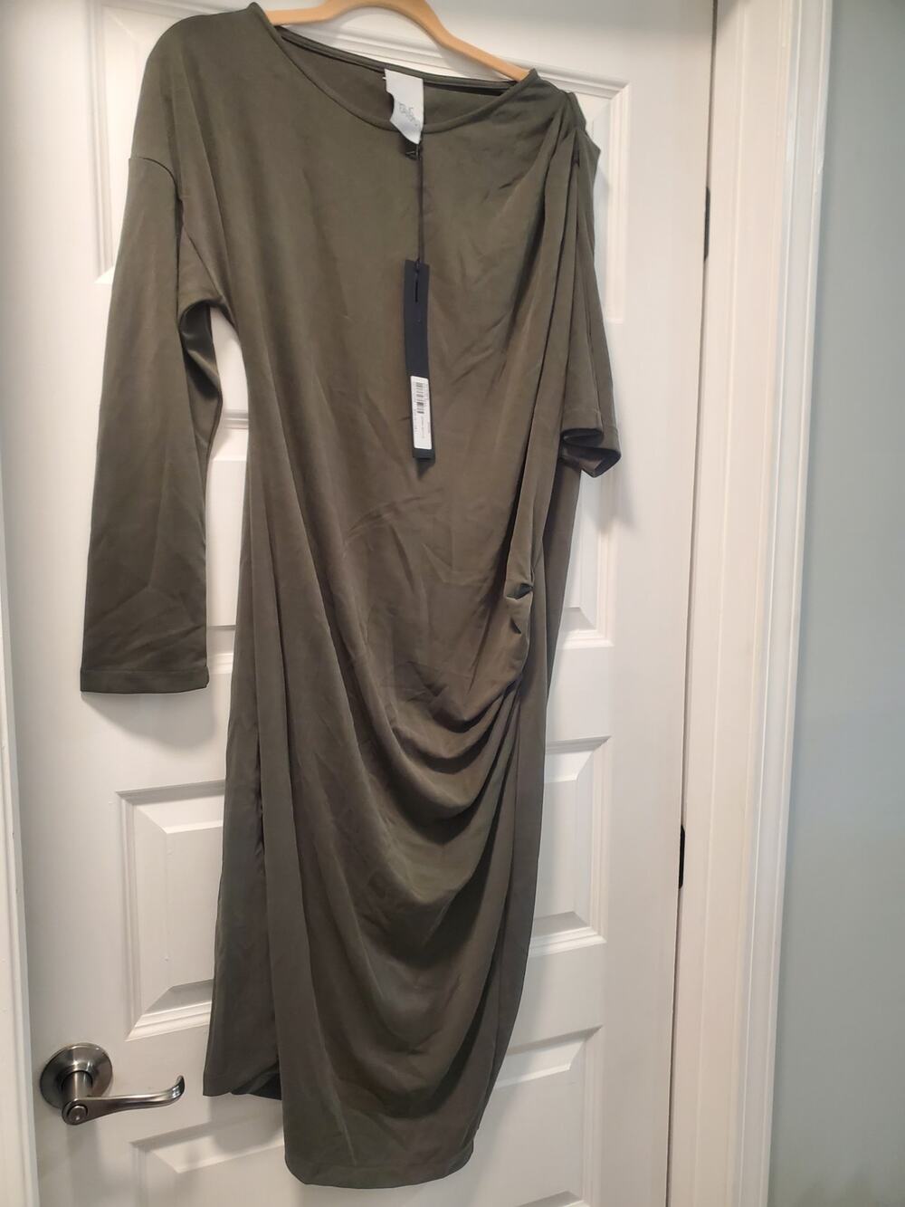 Woman's long/short sleeve Lotus Eaters dress. A19